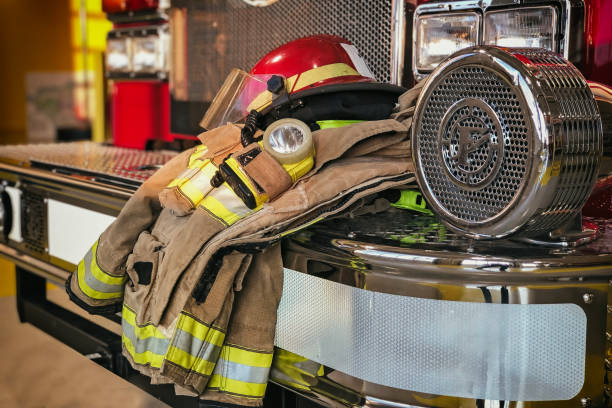 engrenagem da proteção do sapador-bombeiro no amortecedor do caminhão de bombeiros - bombeiro - fotografias e filmes do acervo