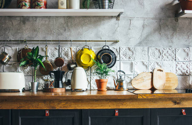 surface de travail de cuisine, éléments intérieurs, style rustique scandinave - domestic kitchen appliance home interior house photos et images de collection