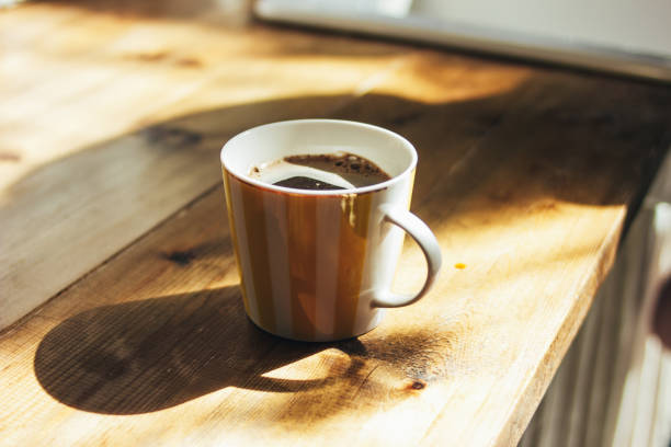 la tasse de café noir frais normal dans la cuisine, le matin, la lumière dure - old fashioned horizontal black coffee cup photos et images de collection