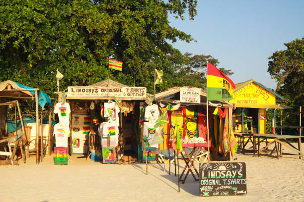 熱帯カリブ海のビーチのお店 - ジャマイカ文化 写真 ストックフォトと画像