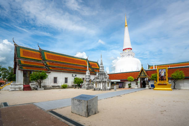 wat phra mahathat woramahawihan com céu agradável em nakhon si thammarat em tailândia. - nakhon si thammarat - fotografias e filmes do acervo