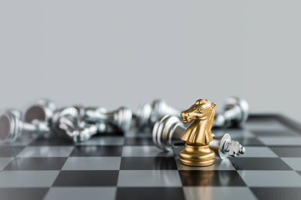白い背景にチェス(騎士がゲームに勝つ)。成功、ビジネス戦略、戦術、勝利、勝利、勝者、知性、敗北、ビート、ノックまたはチェックメイトの概念。 - choice chance decisions skill ストックフォトと画像