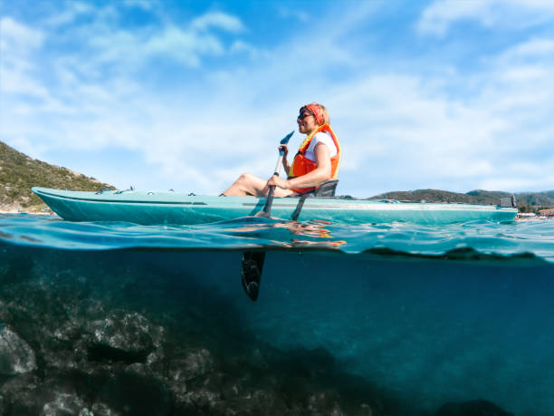 카약 - women kayaking life jacket kayak 뉴스 사진 이미지