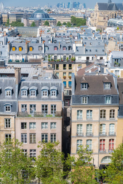 paryż, typowe dachy w marais - paris france roof apartment aerial view zdjęcia i obrazy z banku zdjęć