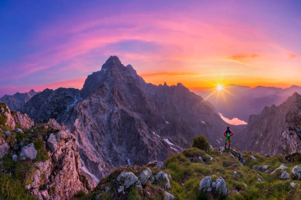 путешественник на восходе солнца славы с видом на вацман и кенигсе, национальный парк берхтесгаден - alpenglow sunrise sun scenics стоковые фото и изображения