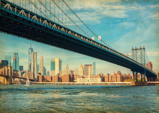 昼間のマンハッタンとマンハッタン橋、ニューヨーク市、アメリカ合衆国。レトロなスタイルの写真。用紙テクスチャを追加しました。 - east river riverbank waters edge suspension bridge ストックフォトと画像