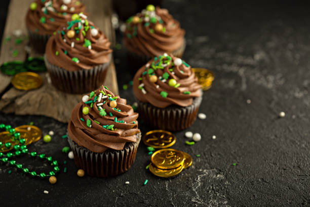 schokoladen-cupcakes für den saint patrick day - 2552 stock-fotos und bilder