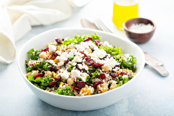 kale und quinoa salat mit kichererbsen - quinoa stock-fotos und bilder
