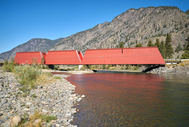 ponte vermelha similkameen rio keremeos - similkameen river - fotografias e filmes do acervo