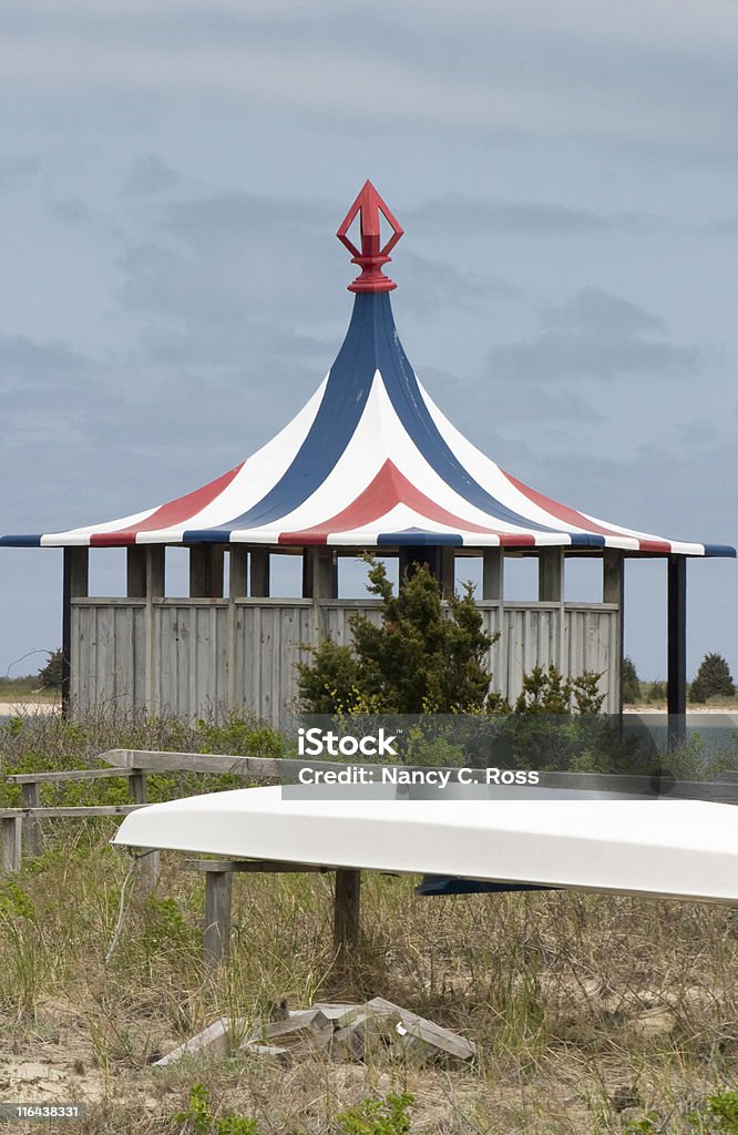 Cabana sulla spiaggia, rosso, bianco e blu, motivo a righe, deserta - Foto stock royalty-free di 4 Luglio