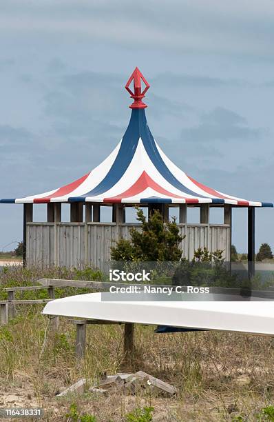 Cabana Sulla Spiaggia Rosso Bianco E Blu Motivo A Righe Deserta - Fotografie stock e altre immagini di 4 Luglio