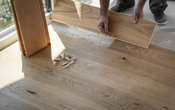posa pavimento - hardwood floor installing floor wood foto e immagini stock