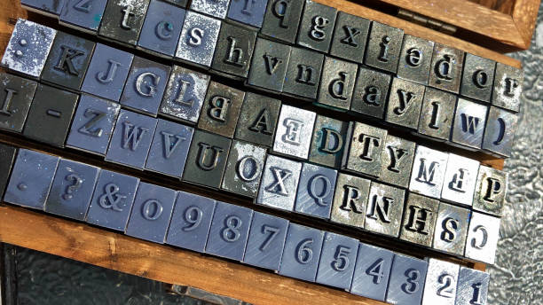 imagen de primer plano de la caja de madera del alfabeto de tinta y símbolos de sellos de goma número, tinta negra - letterpress rubber stamp lowercase alphabet fotografías e imágenes de stock