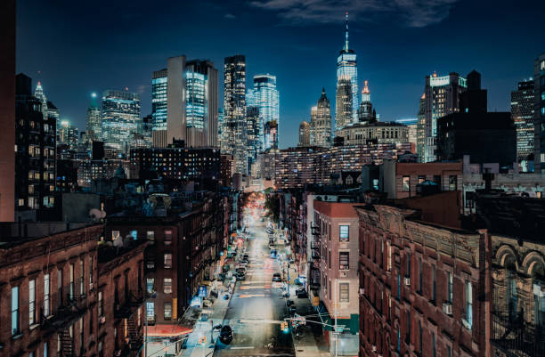 arquitectura da cidade de lower manhattan-chinatown - manhattan skyline downtown district night - fotografias e filmes do acervo