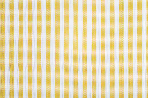 obrus z niebieskimi i białymi kwadratami. tkanina domowa. - striped textile tablecloth pattern zdjęcia i obrazy z banku zdjęć