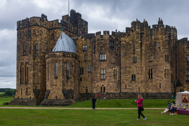 zamek alnwick, northumberland - alnwick castle green alnwick castle zdjęcia i obrazy z banku zdjęć