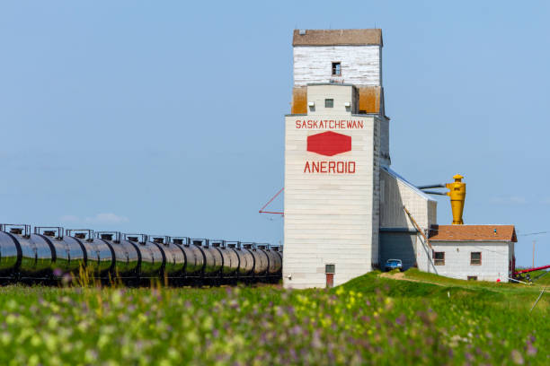 カナダの大草原穀物エレベーターサスカチュワン州 - canada saskatchewan grain elevator prairie ストックフォトと画像