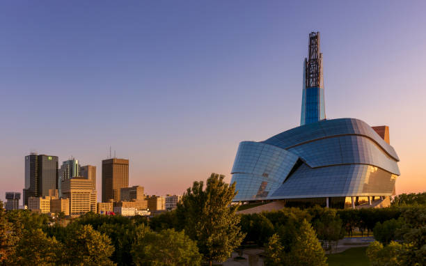 das canadian museum of human rights und die innenstadt von winnipeg bei sonnenaufgang - winnipeg stock-fotos und bilder