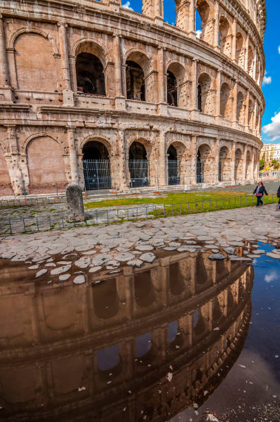 colloseo romano a roma - light nobody coliseum vertical foto e immagini stock