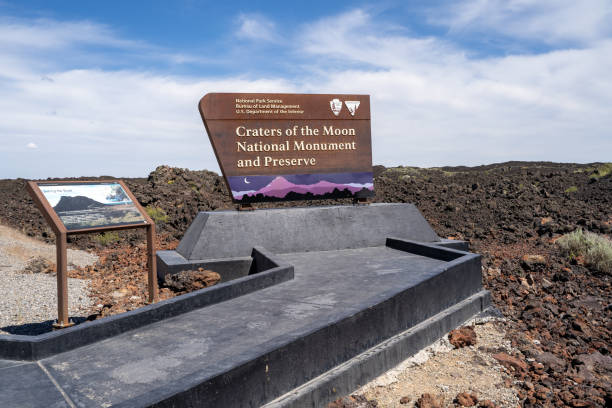 signo para el monumento nacional cráteres de la luna, administrado por el servicio de parques nacionales de los estados unidos - cráter fotografías e imágenes de stock