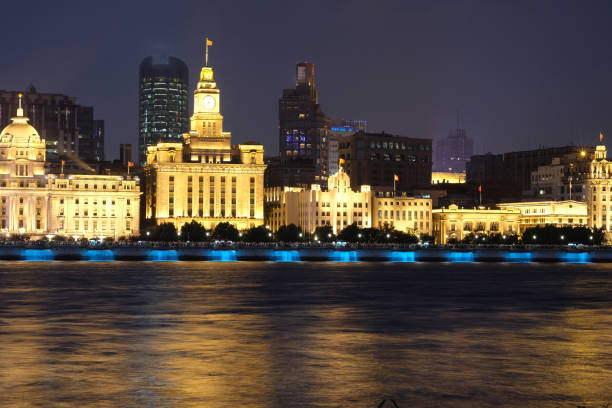 piękna scena wieczorna bund w szanghaju puxi. - travel urban scene blurred motion shanghai zdjęcia i obrazy z banku zdjęć