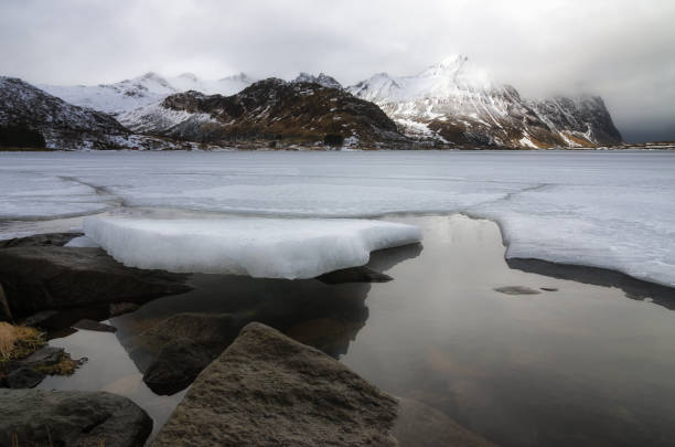 invierno en noruega. - norway chalet nordic countries bay fotografías e imágenes de stock