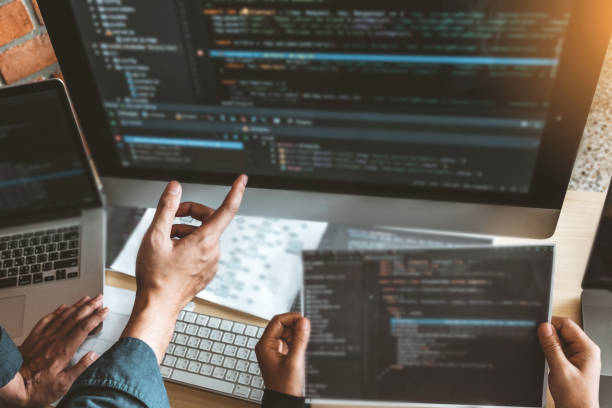 desenvolvendo programador equipe desenvolvimento web design e codificação de tecnologias de trabalho no escritório da empresa de software - html - fotografias e filmes do acervo