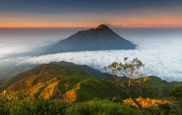 schön mt. merapi - mt merapi stock-fotos und bilder