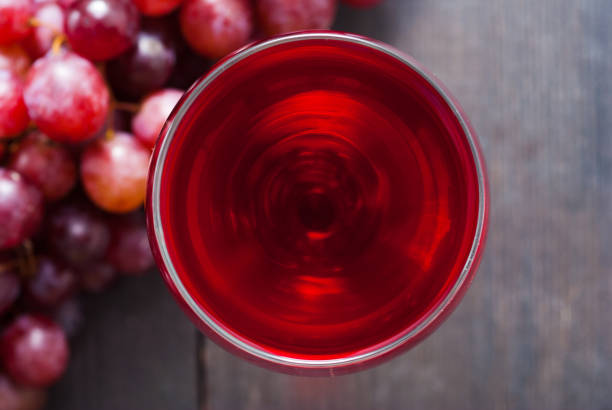 赤ワイングラス、ブドウのバリエーション - directly above wineglass glass wine ストックフォトと画像