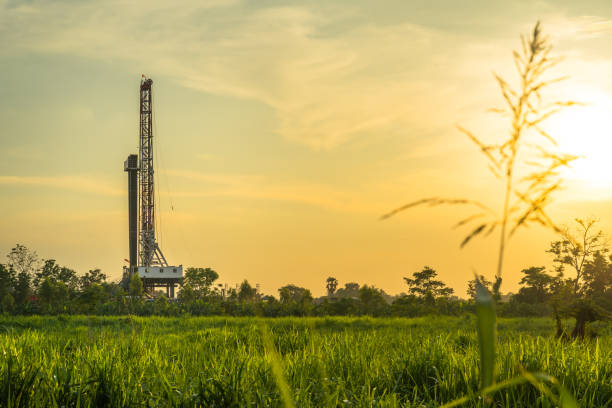 wiertnica wywierceniu w polu naftowym - derrick crane drilling rig well sky zdjęcia i obrazy z banku zdjęć