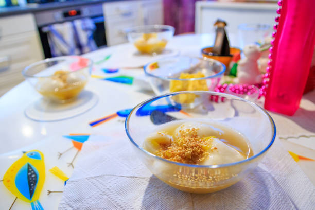 la mesa se sirve con platos con tafi nuoc che, postre caliente vietnamita tradicional. - nuoc fotografías e imágenes de stock