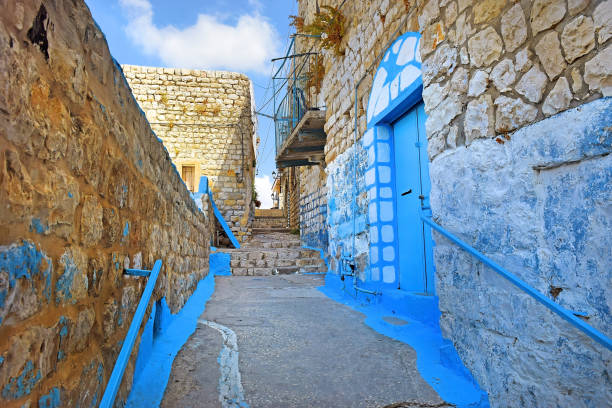 camminare attraverso il centro storico di safed, israele - safed foto e immagini stock