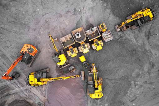 El sitio de construcción excava la vista aérea amarilla y naranja desde arriba photo