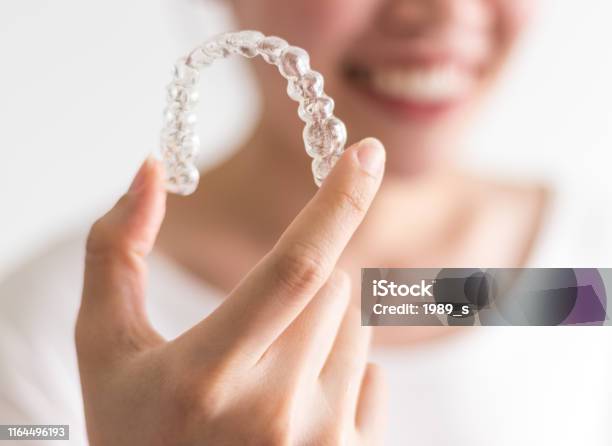 Invisalign Klammern Stockfoto und mehr Bilder von Zahnschiene - Zahnschiene, Zahnspange, Zahnpflege