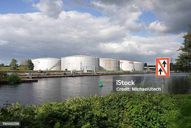 Öltanks Auf Kanal Hafen Stockfoto und mehr Bilder von Gelsenkirchen - Gelsenkirchen, Baum, Benzin