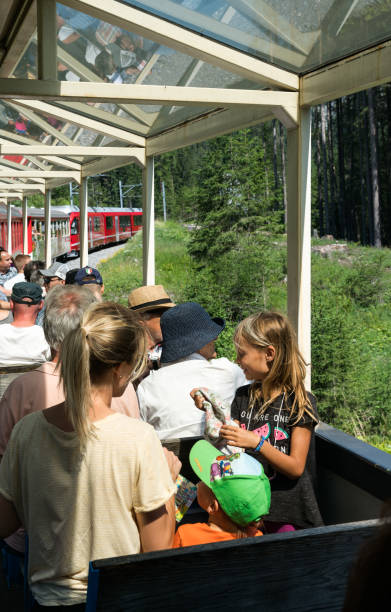 turistas gostam de viajar no carro panorama aberto de chur para arosa - rhätische bahn - fotografias e filmes do acervo