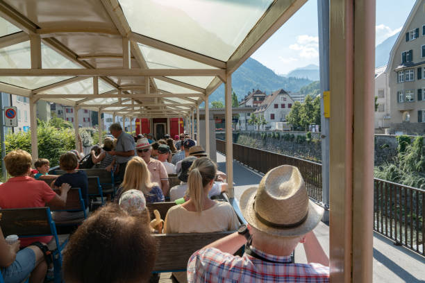 turistas gostam de viajar no carro panorama aberto de chur para arosa - rhätische bahn - fotografias e filmes do acervo