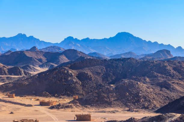 edifícios na vila bedouin no deserto árabe, egipto. vista de acima - beautiful horizontal arabia hurghada - fotografias e filmes do acervo