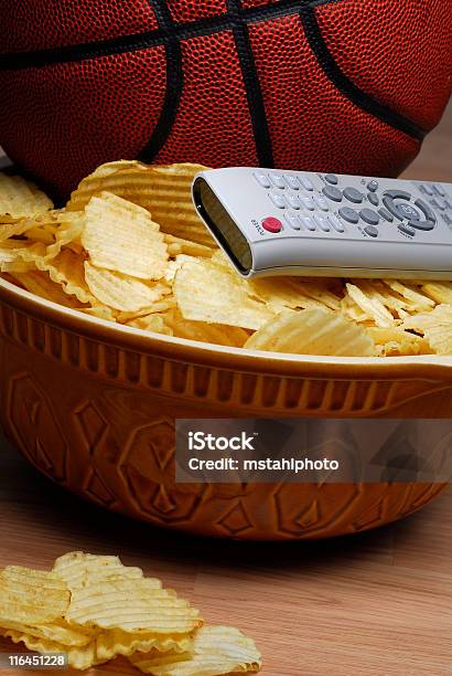 Photo libre de droit de Basketball Avec Des Chips Et De La Télécommande banque d'images et plus d'images libres de droit de Fête - Fête, Adulte, Ballon de basket
