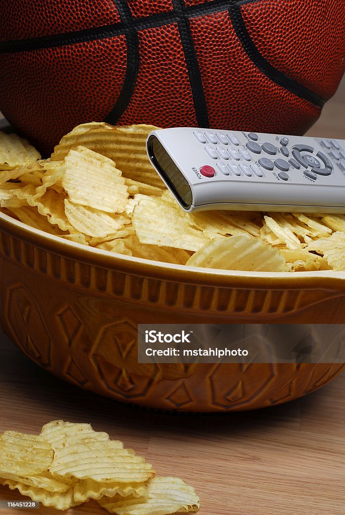 Basquete com batata chips e controle remoto - Foto de stock de Festa royalty-free