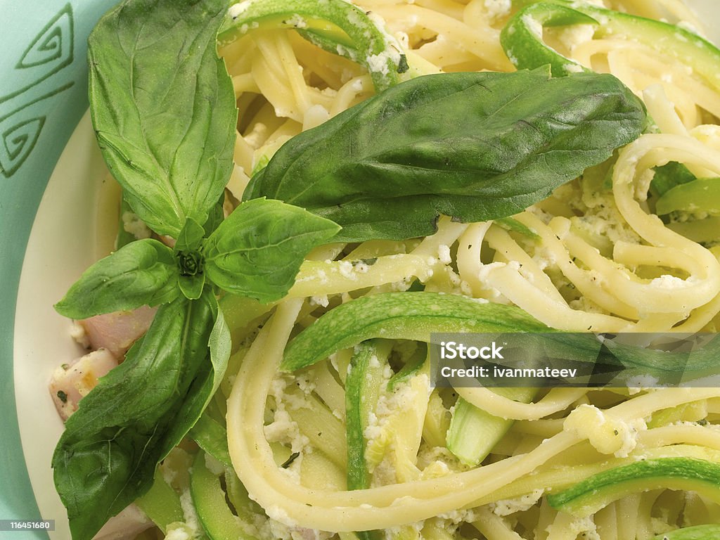 Pasta Collection-Linguini con calabacín - Foto de stock de Albahaca libre de derechos