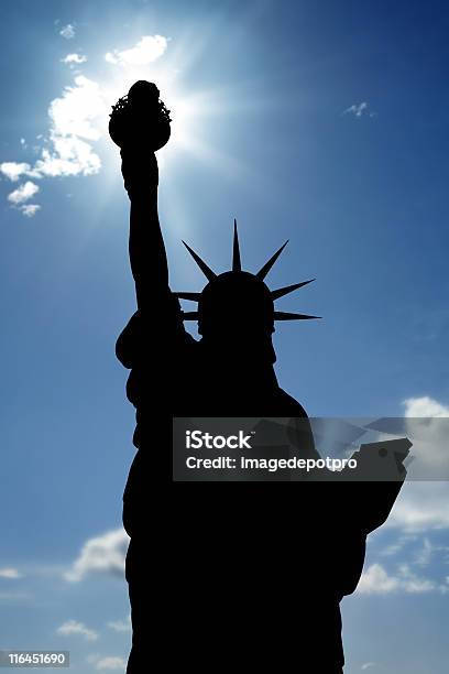 Estátua Da Liberdade E Raio De Sol - Fotografias de stock e mais imagens de Emigração e Imigração - Emigração e Imigração, Lei, Adulação
