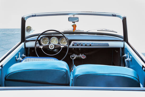 vista interna degli strumenti e del cruscotto del modello di auto d'epoca lancia appia convertible prodotto dalla lancia italiana dal 1953 al 1963 - collectors car dashboard odometer mode of transport foto e immagini stock