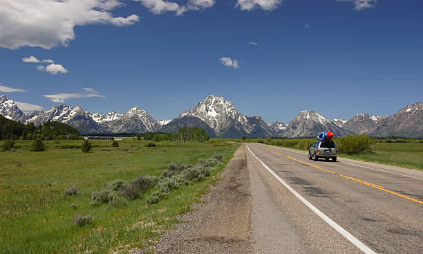 condução no tetons - passion mountain range mountain national park imagens e fotografias de stock