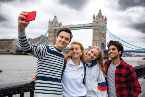 amigos adolescentes que visitan londres en tower bridge - student london england teenage girls teenager fotografías e imágenes de stock