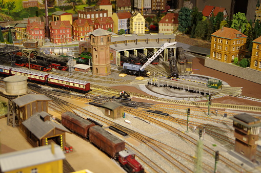 Gran modelo de sistema ferroviario con locomotoras y trenes y casas photo