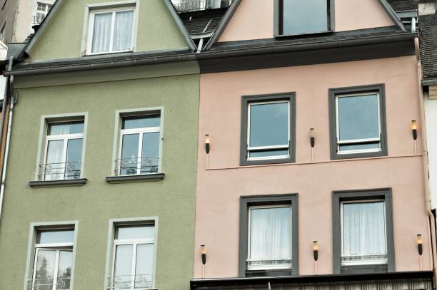 facciate colorate di case nordiche (germania, europa) - looking through window individuality old architecture foto e immagini stock