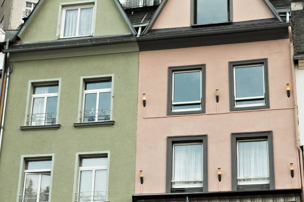 цветные фасады скандинавских домов (германия, европа) - looking through window individuality old architecture стоковые фото и изображения