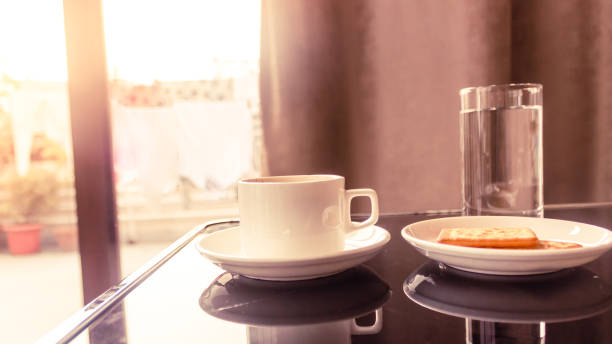 heißgetränk tasse auf esslichen tisch, morgensonne aus dem fenster kommen. - 5550 stock-fotos und bilder