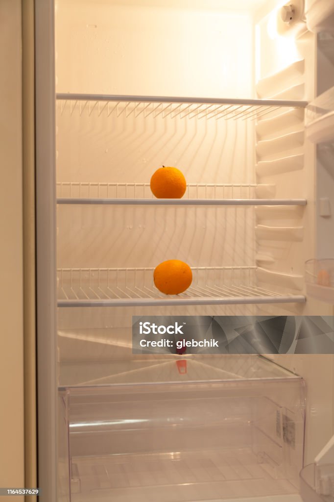 Zwei Orangen Befinden Sich Im Leeren Kühlschrank Licht Ist An Stockfoto und  mehr Bilder von Beschädigt - iStock